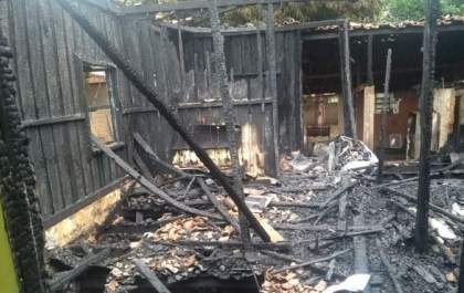 Incêndio em cômodo com altar religioso destrói casa na região de Presidente Prudente