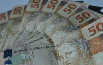 Brasileiro não consegue pagar gastos de início do ano com o que ganha