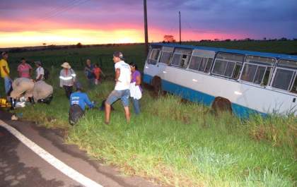 Acidente com ônibus deixa dezenas de trabalhadores rurais feridos