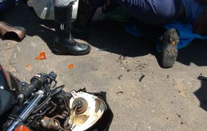 Colisão frontal entre carro e moto deixa mulher gravemente ferida&nbsp;