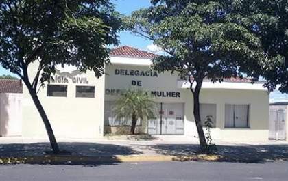 Professora e psicóloga negra é chamada de macaca e leva caso à polícia