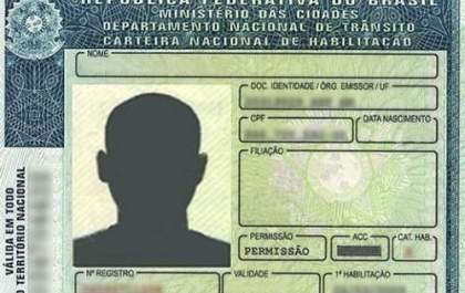 Bolsonaro sanciona lei que cassa por 5 anos CNH de motorista contrabandista