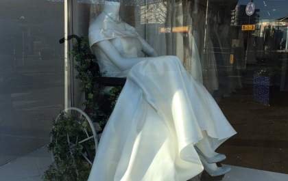 Loja de noivas encanta ao colocar menequim cadeirante em vitrine