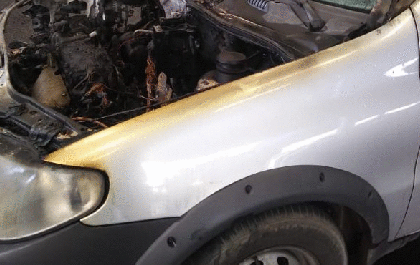 Veículos pegam fogo em estacionamento de supermercado