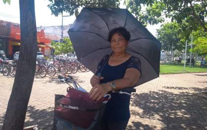 Guarda-chuva, tereré e picolé, três-lagoenses procuram formas para se refrescar no calor