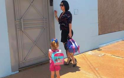 Mãe faz postagem sobre primeiro dia de aula de sua filha de dois anos