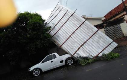 Temporal arranca telhado de zinco de casa e derruba árvores em Andradina