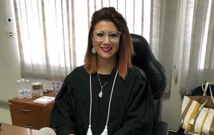 Justiça manda homem indenizar ex-mulher por traição com amiga da família