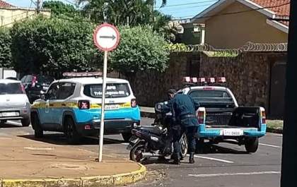 Moto estacionada no centro de TL é removida ao pátio do Detran