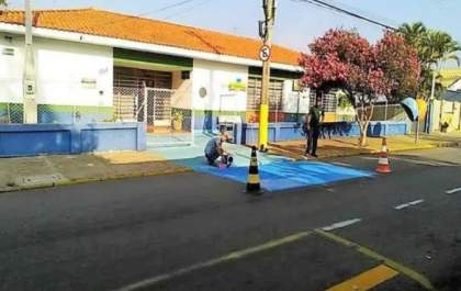 Município de SP pinta ruas de azul para diminuir calor