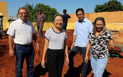 Tamiko acompanha obras de ampliação da escola Eulália Matos