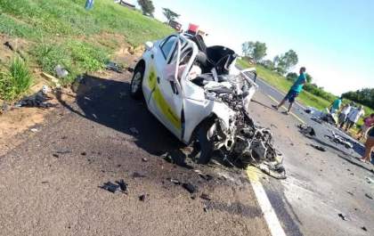 Homem morre após bater carro em carreta