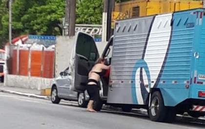 Servidora é flagrada de biquíni usando carro de presos para ir à praia
