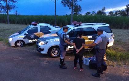 Dona de casa é presa transportando 21 tijolos de maconha