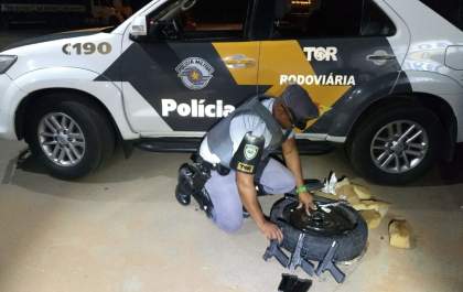 TOR prende pedreiro transportando pistolas em estepe de carro
