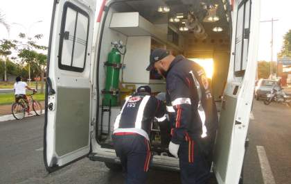 Ciclista é socorrido pelo Samu após colisão contra carro&nbsp;
