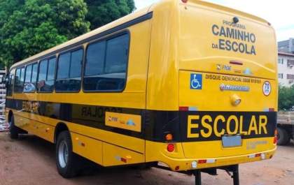 Prefeitura apresenta novo ônibus para transporte de alunos
