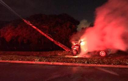 Carro é incendiado próximo a condomínio de luxo&nbsp;