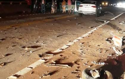 Batida de frente entre Uno e ambulância deixa mortos na região&nbsp;