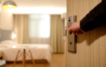 Casal se passa por hóspede para assaltar funcionário de hotel