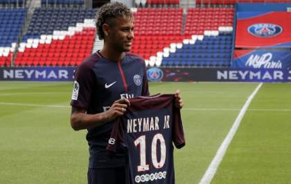 Lesionado, Neymar treina na academia com proteção no pé