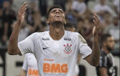 Na estreia de Boselli, Gustavo faz a diferença e Corinthians bate a Ponte