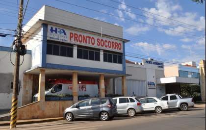 Motociclista que teve as pernas esmagadas continua na UTI