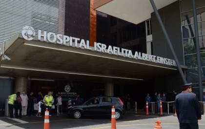 Com boa recuperação, Bolsonaro já caminha pelo corredor do hospital