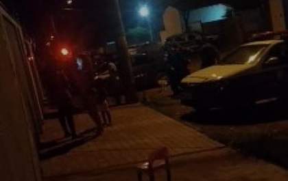 Homem é morto e tem o corpo enrolado em coberta&nbsp;