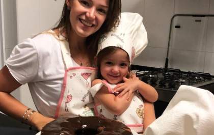 Mãe e filha em passatempo culinário