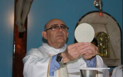Despedida do padre Orlando Maffei reúne milhares de fiéis&nbsp;