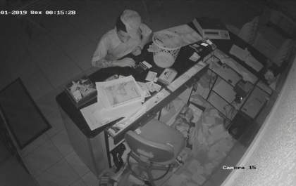 Sem dinheiro no caixa bandido come coxinha para não ficar no prejuízo