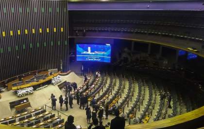 Cerimônia de posse de deputados começa na Câmara