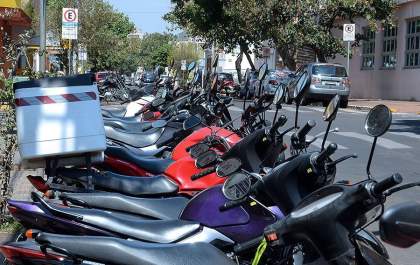 Lei que permite estacionar motos em vagas de carga e descarga é sancionada