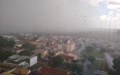 Pancadas de chuva continuam e temperatura cai a partir de segunda