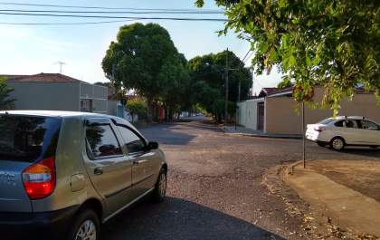 Após acidente, motorista reclama de placa escondida