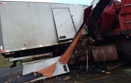 Colisão entre caminhões deixa 2 mortos e interdita rodovia