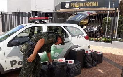 Polícia Ambiental prende homem transportando cigarros