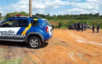 Guarda Municipal flagra descarte irregular de entulho em área verde