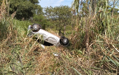 Capotamento em rodovia deixa cinco pessoas feridas