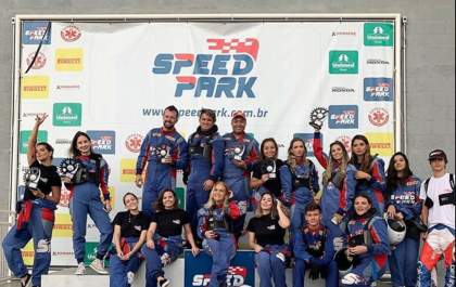 Corrida de kart reúne digitais influencers