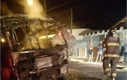 Ônibus de Prefeitura é incendiado durante a madrugada