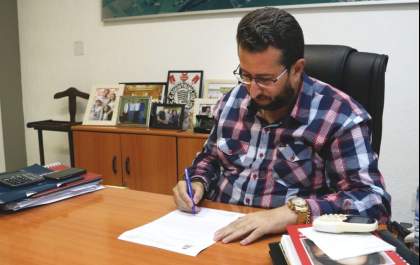 Munícipe protocola pedido de CP contra prefeito na Câmara