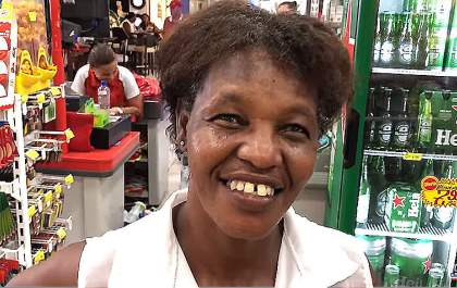 Mulher comemora morte do marido com cerveja e música alta: ‘não apanho mais dele’