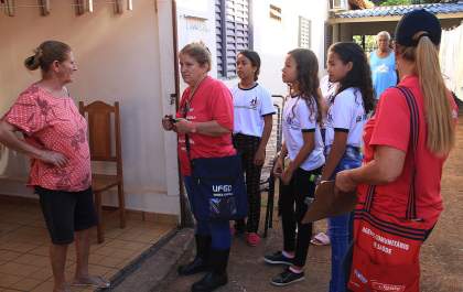 Alunos aprendem na prática o combate a dengue em Andradina