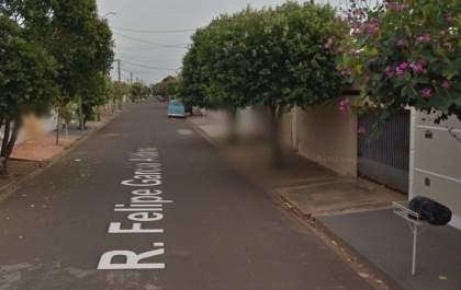 Homem sofre mal súbito, bate carro em árvore e invade casa