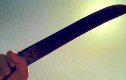 Homem ataca mulher com facão ao vê-la fumando narguilé com vizinho