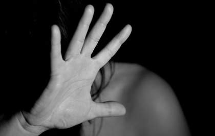 Jovem é flagrado se masturbando e olhando mulher pela janela