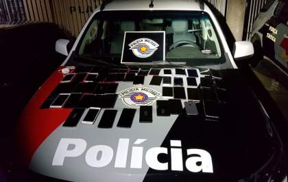 Quatro homens são presos com 50 celulares furtados