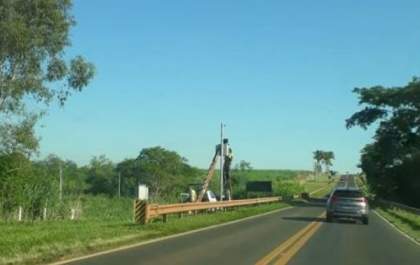 Instalação de suposto radar chama a atenção de motoristas